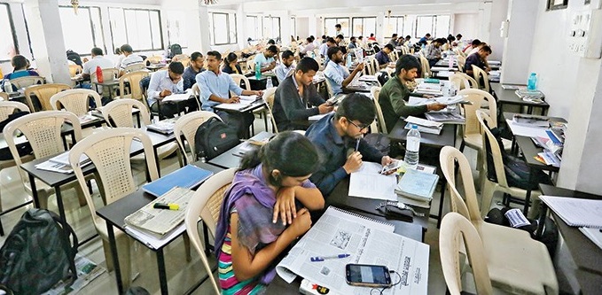 Joint pre-examination of MPSC postponed again | एमपीएससीची संयुक्त पूर्व परीक्षा पुन्हा लांबणीवर Joint pre-examination of MPSC postponed again | एमपीएससीची संयुक्त पूर्व परीक्षा पुन्हा लांबणीवर