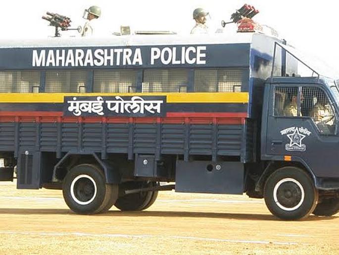 In the police van, the accused grabbed the police key | पोलीस व्हॅनमध्येच आरोपीने घेतला पोलिसाचा चावा In the police van, the accused grabbed the police key | पोलीस व्हॅनमध्येच आरोपीने घेतला पोलिसाचा चावा