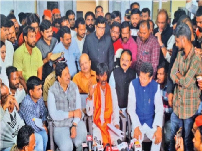 Maratha Reservation: Blast of meetings on 'Varsha'; A day of intense events | ‘वर्षा’वर बैठकांचा धडाका; एक दिवस जोरदार घडामोडींचा Maratha Reservation: Blast of meetings on 'Varsha'; A day of intense events | ‘वर्षा’वर बैठकांचा धडाका; एक दिवस जोरदार घडामोडींचा