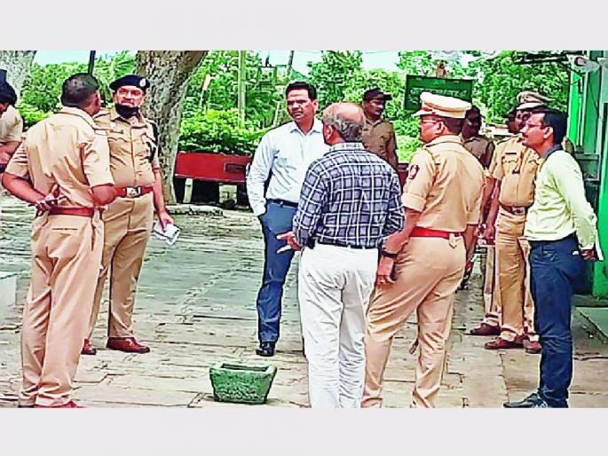 Two throats were slit in their sleep in the Dargah premises in Amravati | धक्कादायक! अमरावतीत दर्ग्याच्या आवारात झोपेत चिरला दोघांचा गळा; दुहेरी हत्याकांडाने खळबळ Two throats were slit in their sleep in the Dargah premises in Amravati | धक्कादायक! अमरावतीत दर्ग्याच्या आवारात झोपेत चिरला दोघांचा गळा; दुहेरी हत्याकांडाने खळबळ