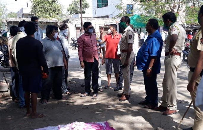 Murder in akola over old rivalary | पूर्ववैमनस्यातून एकाची डोक्यावर दांडा मारून हत्या
