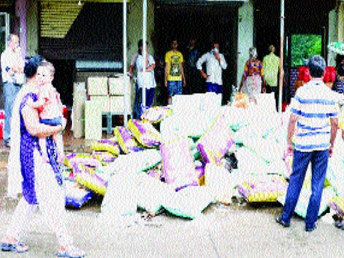 Manjarli, Hendrapadaya hit the busiest | मांजर्ली, हेंद्रे्रपाड्याला बसला सर्वाधिक फटका Manjarli, Hendrapadaya hit the busiest | मांजर्ली, हेंद्रे्रपाड्याला बसला सर्वाधिक फटका