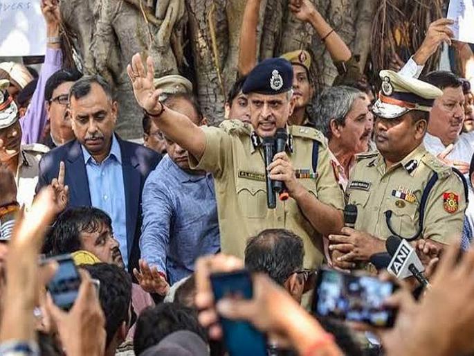 The palate does not ring with one hand, the court reprimands lawyers, police | टाळी एका हाताने वाजत नाही, न्यायालयाने वकील, पोलिसांना फटकारले The palate does not ring with one hand, the court reprimands lawyers, police | टाळी एका हाताने वाजत नाही, न्यायालयाने वकील, पोलिसांना फटकारले