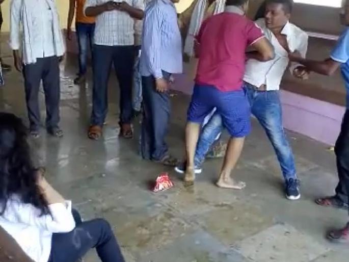 Lovers beaten by mob at Nandur Bus station | नांदुरा बसस्थानकात प्रेमी युगलास मारहाण Lovers beaten by mob at Nandur Bus station | नांदुरा बसस्थानकात प्रेमी युगलास मारहाण