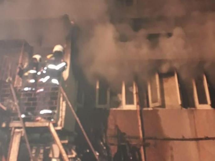The shopping cart fire in Malad doesn't hurt anyone, fortunately | मालाडमध्ये शॉपिंग गाळ्याला आग, सुदैवाने कुणालाही दुखापत नाही The shopping cart fire in Malad doesn't hurt anyone, fortunately | मालाडमध्ये शॉपिंग गाळ्याला आग, सुदैवाने कुणालाही दुखापत नाही