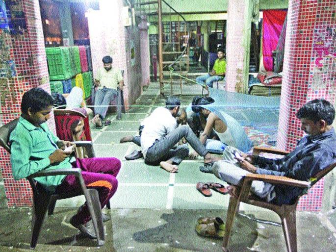 Worker's suicide in the Market Committee's Vegetable Market | बाजार समितीच्या भाजी मार्केटमध्येच कामगाराची आत्महत्या Worker's suicide in the Market Committee's Vegetable Market | बाजार समितीच्या भाजी मार्केटमध्येच कामगाराची आत्महत्या