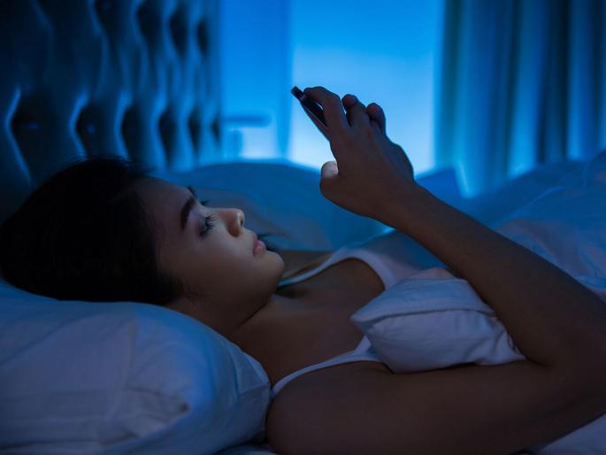 Side effects of checking your mobile first thing in the morning after waking up | झोपेतून उठल्या-उठल्या मोबाइल चेक करता? वेळीच व्हा सावध नाही तर... Side effects of checking your mobile first thing in the morning after waking up | झोपेतून उठल्या-उठल्या मोबाइल चेक करता? वेळीच व्हा सावध नाही तर...