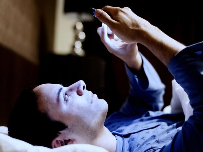 Why is it bad to check phone first thing in the morning? | सकाळी झोपेतून उठताच फोन चेक करणं किती घातक? Why is it bad to check phone first thing in the morning? | सकाळी झोपेतून उठताच फोन चेक करणं किती घातक?