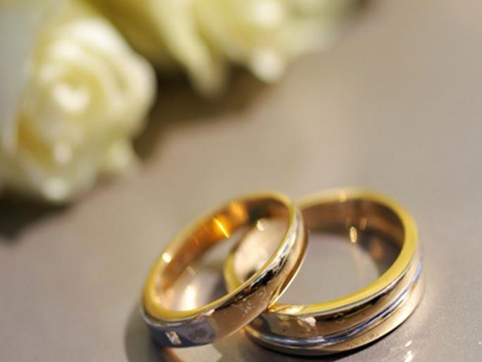 The unique story of a wedding ... divorced her husband and went with her friend | एका लग्नाची अनोखी गोष्ट... नवऱ्याला घटस्फोट देऊन तिनं मैत्रिणीशीच थाटला संसार