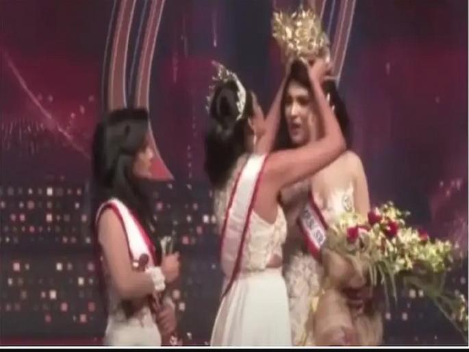 ‘Mrs Sri Lanka’ leaves stage in tears after previous winner snatches crown, calls her ‘divorcee’ | आंतरराष्ट्रीय सौंंदर्य स्पर्धेत स्पर्धकांमध्ये झाली हाणामारी, व्हिडिओ झाला व्हायरल ‘Mrs Sri Lanka’ leaves stage in tears after previous winner snatches crown, calls her ‘divorcee’ | आंतरराष्ट्रीय सौंंदर्य स्पर्धेत स्पर्धकांमध्ये झाली हाणामारी, व्हिडिओ झाला व्हायरल