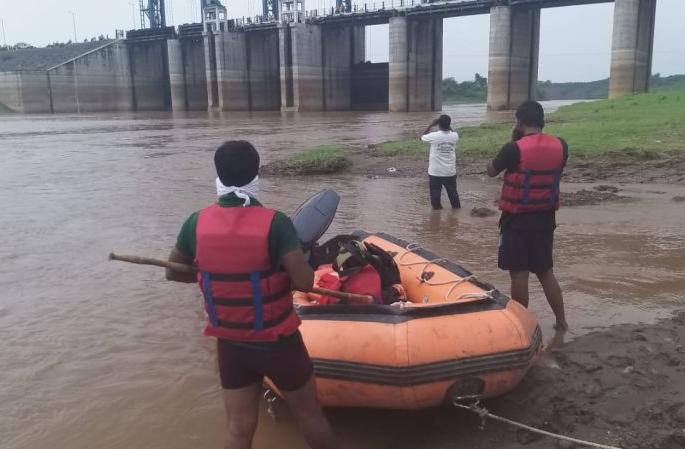 The body of a youth who was swept away in the floods of Katepurna river was found | काटेपूर्णा नदीच्या पुरात वाहून गेलेल्या युवकाचा मृतदेह सापडला The body of a youth who was swept away in the floods of Katepurna river was found | काटेपूर्णा नदीच्या पुरात वाहून गेलेल्या युवकाचा मृतदेह सापडला