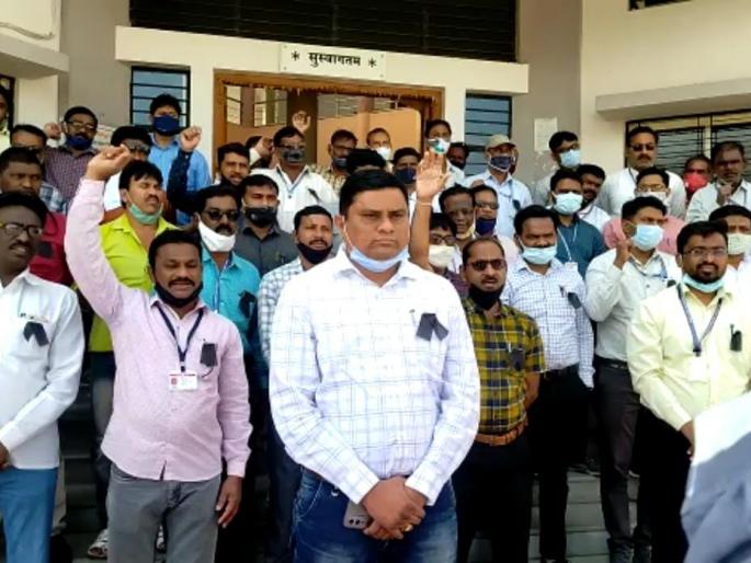 Work stoppage agitation in Murtijapur Municipal Council | आयुक्तांवर झालेल्या हल्ल्यांच्या निषेधार्थ मुर्तिजापूर नगर परिषदेत कामबंद आंदोलन Work stoppage agitation in Murtijapur Municipal Council | आयुक्तांवर झालेल्या हल्ल्यांच्या निषेधार्थ मुर्तिजापूर नगर परिषदेत कामबंद आंदोलन