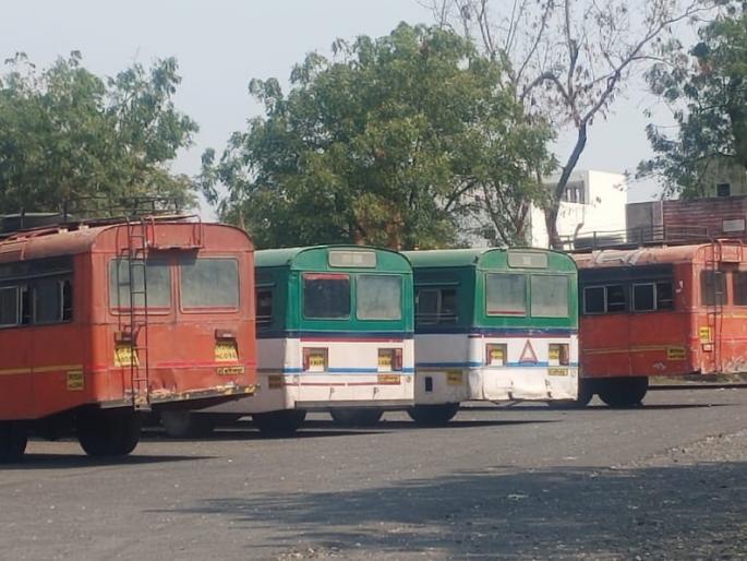 As there is no driver, the steering wheel of ST is in the hands of a private driver | एस.टी चे 'स्टेअरिंग' खासगी चालकाच्या हातात As there is no driver, the steering wheel of ST is in the hands of a private driver | एस.टी चे 'स्टेअरिंग' खासगी चालकाच्या हातात