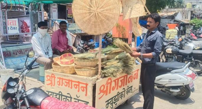 Instrument business in crisis due to lockdown; It was time to sell baskets, soups, fruits | लॉकडाऊनमुळे वाजंत्री व्यवसाय संकटात; टोपले, सुप, फळे विकण्याची आली पाळी Instrument business in crisis due to lockdown; It was time to sell baskets, soups, fruits | लॉकडाऊनमुळे वाजंत्री व्यवसाय संकटात; टोपले, सुप, फळे विकण्याची आली पाळी