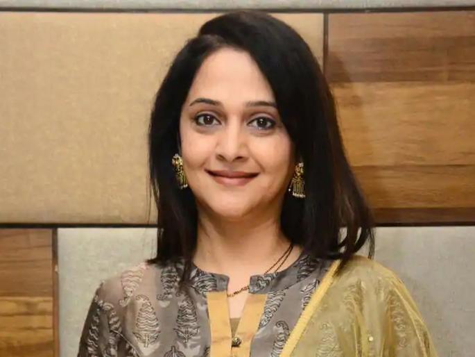 More than directed by acting; Tension of Mrinal Kulkarni | अभिनयापेक्षा दिग्दर्शन जास्त तणावाचे- मृणाल कुलकर्णी