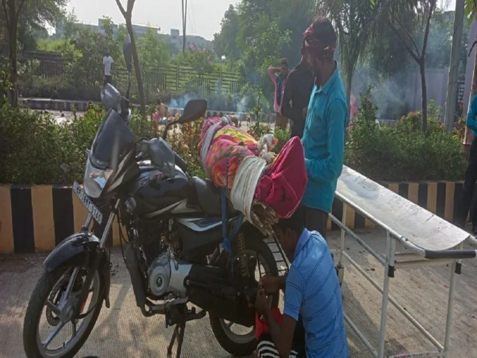 torture even after death; ambulance was not available, son tied his mother's body to the bike | मृत्यूनंतरही यातना; रुग्णवाहिका न मिळाल्याने मुलाने आईचा मृतदेह गाडीवर बांधून नेला torture even after death; ambulance was not available, son tied his mother's body to the bike | मृत्यूनंतरही यातना; रुग्णवाहिका न मिळाल्याने मुलाने आईचा मृतदेह गाडीवर बांधून नेला