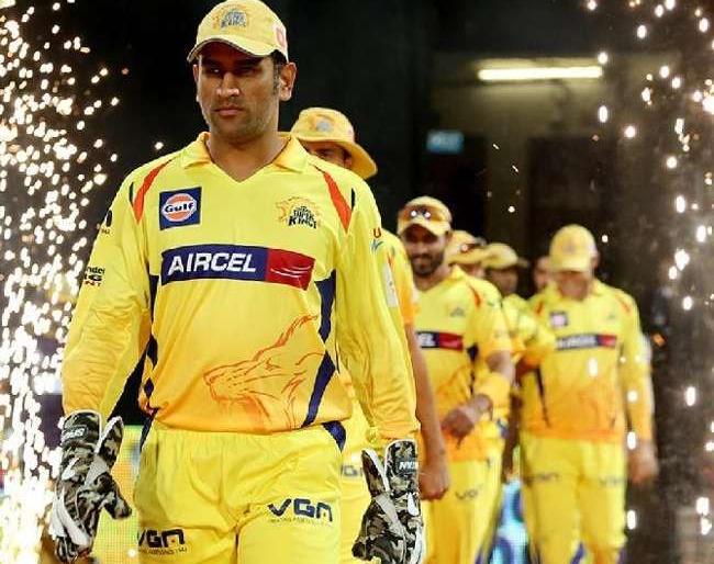 After the World Cup, ms Dhoni's first time enter in a stadiun and fans were warmly welcomed, video went viral | विश्वचषकानंतर पहिल्यांदाच मैदानात उतरलेल्या धोनीचे चाहत्यांनी केले जोरदार स्वागत, व्हिडीओ वायरल