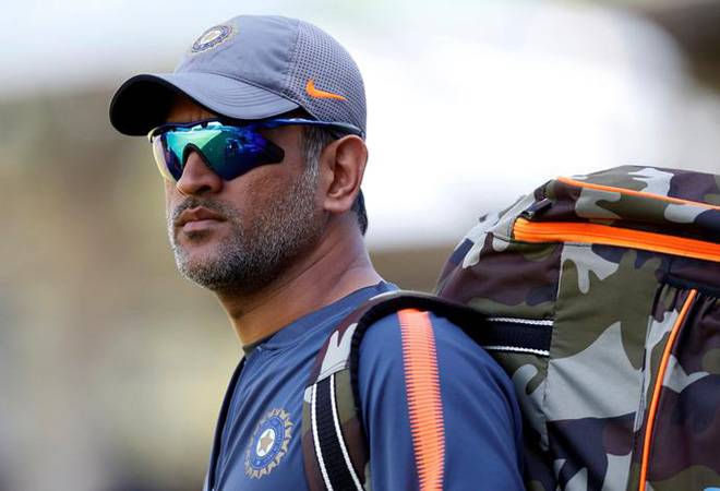 Indications from BCCI to retire Mahendra Singh Dhoni; The disappointment of the fans | महेंद्रसिंग धोनीला बीसीसीआयने दिले निवृत्ती घेण्याचे संकेत; चाहत्यांची निराशा