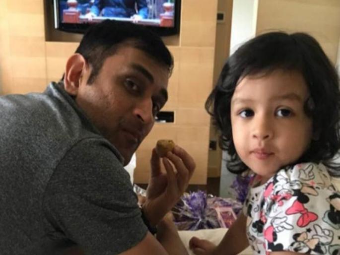 VIDEO: Mahendra Singh Dhoni celebrated Christmas with daughter Ziva | VIDEO: लेकीचं ख्रिसमस गाणं ऐकून महेंद्रसिंग धोनी भारावला