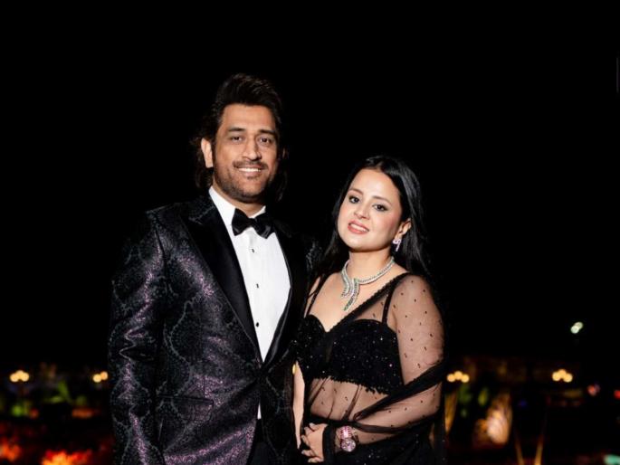 MS Dhoni welcome new year 2025 with special style launches hot air baloon dance with wife Sakshi | MS Dhoni ने अनोख्या पद्धतीने केलं नववर्षाचं स्वागत, नंतर पत्नी साक्षीसोबत केला धमाल डान्स