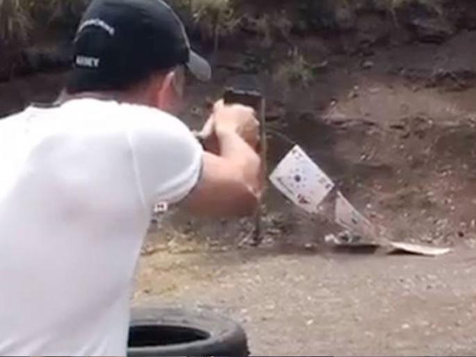 MS Dhoni tries his hand at shooting, watch video | धो धो धोनी ठो ठो गोळ्या झाडतो तेव्हा... व्हिडीओ व्हायरल