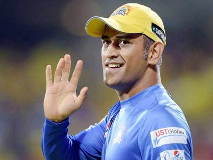 ipl 2018 ms dhoni meets ground staff on international labours day | IPL 2018 : धोनीनं पुन्हा जिंकली मनं, 'असा' साजरा केला कामगार दिवस