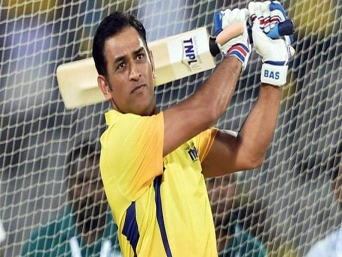 When Dhoni plays football ... | धोनी जेव्हा फुटबॉल खेळतो तेव्हा...