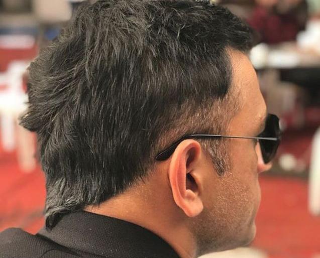 Have you seen the new hairstyle of Dhoni | धोनीची नवीन स्टाईल तुम्ही पाहिली आहे का...