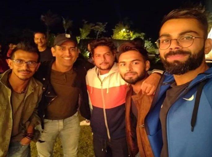 India vs Australia: ms Dhoni gives Team India a 'Litti-Chokha' party in farmhouse | India vs Australia : धोनीने टीम इंडियाला दिली 'लिट्टी-चोखा' पार्टी, फार्महाऊसवर झाले धुमशान