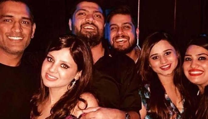 Video of MS Dhoni's party becoming viral; Look at your risk ... | महेंद्रसिंग धोनीचा पार्टीमधला व्हिडीओ झाला वायरल; आपल्या रीस्कवर पाहा... 