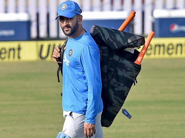Breaking News: If anyone says anything, MS Dhoni started practicing cricket; Take this proof ... | Breaking News : कोणी काहीही म्हणो, धोनी क्रिकेटच्या सरावाला लागला; हा घ्या पुरावा...
