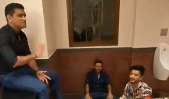 IPL: MS Dhoni, who was seen singing in the bathroom before IPL, video went viral | IPLपूर्वी बाथरुममध्ये गाणं गाताना दिसला धोनी, व्हिडीओ झाला वायरल