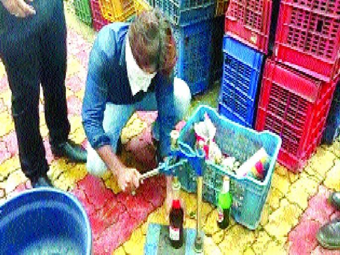 The counterfeit beer seller was selling a hitch, a bouch and a label, at a sophisticated price | बनावट बीअर विकणारे अटकेत, बूच आणि लेबल बदलून विकत होते भरमसाट किमतीला