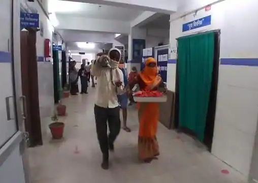 bihar oxygen cylinder on shoulder and newborn in tray couple wandering hospital | रुग्णालयातील धक्कादायक वास्तव! नवजात बाळ ट्रेमध्ये, ऑक्सिजन सिलेंडर खांद्यावर अन् 'ते' शोधत होते डॉक्टर पण... bihar oxygen cylinder on shoulder and newborn in tray couple wandering hospital | रुग्णालयातील धक्कादायक वास्तव! नवजात बाळ ट्रेमध्ये, ऑक्सिजन सिलेंडर खांद्यावर अन् 'ते' शोधत होते डॉक्टर पण...