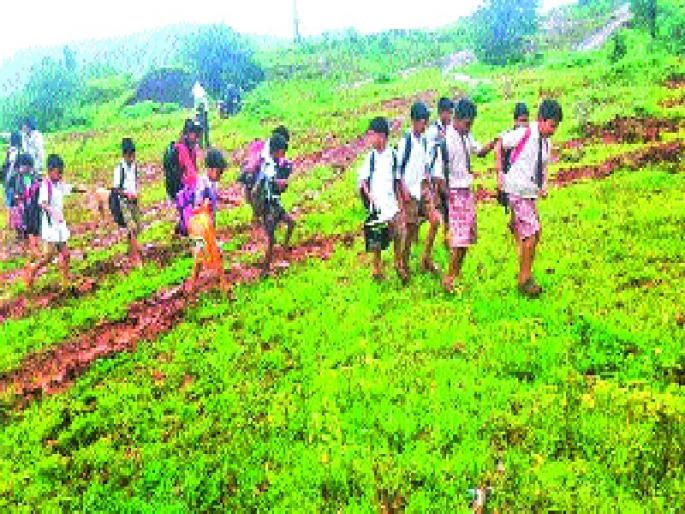 school Student News | चिखल तुडवत शाळेला चाललो आम्ही... school Student News | चिखल तुडवत शाळेला चाललो आम्ही...