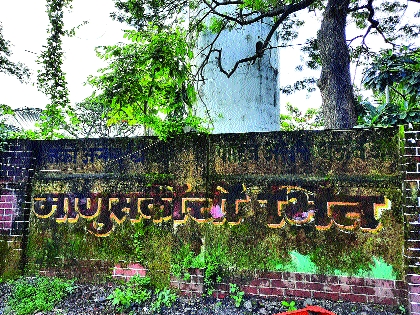 During the lockdown, the wall of humanity in the Panvel area was in the shadow of dust | लॉकडाऊन काळात पनवेल परिसरात माणुसकीची भिंत धुळीच्या छायेत During the lockdown, the wall of humanity in the Panvel area was in the shadow of dust | लॉकडाऊन काळात पनवेल परिसरात माणुसकीची भिंत धुळीच्या छायेत