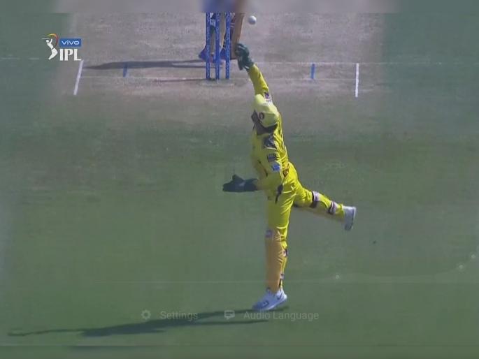 IPL 2021, CSK vs KKR : It was a terrific effort from MS Dhoni but was a no-ball from Sam Curran | IPL 2021, CSK vs KKR : MS Dhoniनं अफलातून कॅच घेऊनही अम्पायरनं KKRच्या फलंदाजाला नाबाद ठरवले, कारण...