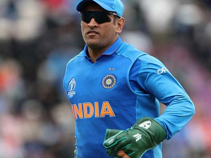 ICC World Cup 2019: M.S. Dhoni's reaction on gloves after controversy | ICC World Cup 2019 : ...तर ते ग्लोव्हज वापरणार नाही, वाद वाढल्यानंतर धोनीची प्रतिक्रिया