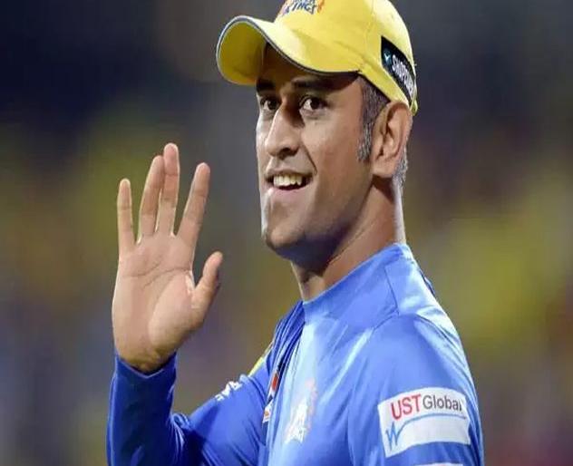 IPL 2018: What did Dhoni, when fans touching his feet | IPL 2018 : चाहत्यानं धरले पाय, तेव्हा धोनीनं काय केलं बघा!