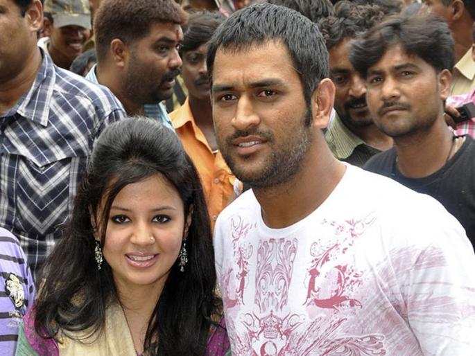 ms dhonis wife sakshi dhoni applies for gun licence | धोनीच्या पत्नीला हल्ल्याची भीती; पिस्तुलाच्या परवान्यासाठी केला अर्ज