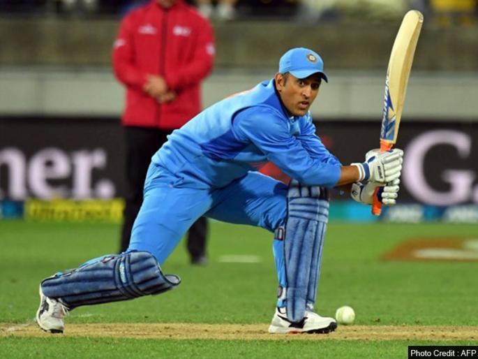 ms Dhoni is a rich in runs, but this idea was done by mahi... | धोनीने केला बॅटमध्ये बदल आणि पडायला लागला धावांचा पाऊस