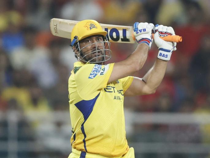 IPL 2025: MS Dhoni Smashes Colossal Sixes While Batting In Nets During Six Ball Challenge, Video Goes Viral | सिक्स बॉल चॅलेंज! नेटमध्ये धोनीने मारले गगनचुंबी षटकार, व्हिडीओ व्हायरल