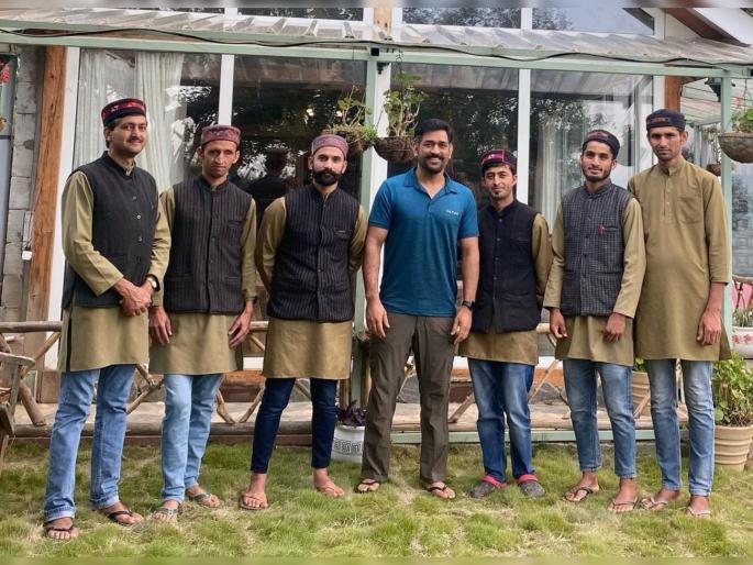 MS Dhoni ends his fan's 13-year-long wait, signs autograph for him during Shimla visit - see pic | MS Dhoni : १३ वर्षांनंतर महेंद्रसिंग धोनीनं पूर्ण केलं चाहत्याचे स्वप्न, पाहा फोटो 