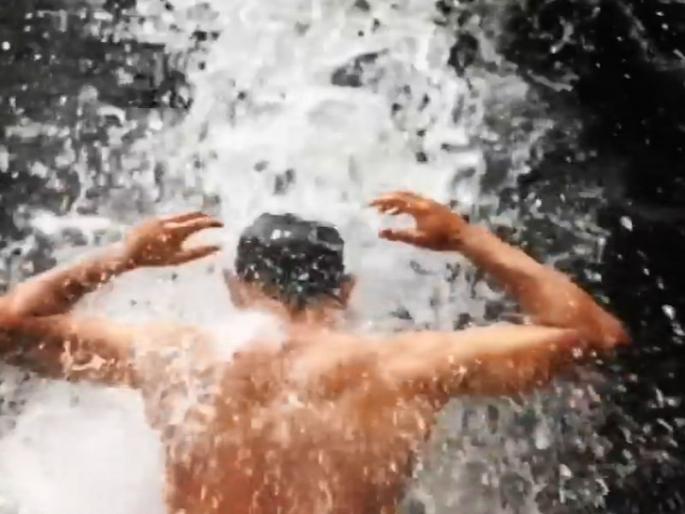 Ms dhoni back on 10yrs old memories | धो धो धबधब्याखाली धो धो धोनी, स्लो मोशन व्हिडीओची मज्जाच न्यारी