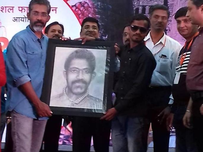 And Nagraj manjule get amazing with his full picture by drawing of blind artist | अन् त्या अंध चित्रकारानं काढलेलं स्वत:चंच चित्र पाहून नागराज अण्णा भारावला And Nagraj manjule get amazing with his full picture by drawing of blind artist | अन् त्या अंध चित्रकारानं काढलेलं स्वत:चंच चित्र पाहून नागराज अण्णा भारावला