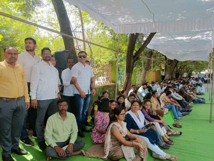 If the power goes out, when will it come back? 'No guarantee..!' Electricity workers on strike for 3 days from today | लाईट गेली तर परत कधी येणार? ‘नो गॅरंटी..!’ वीज कर्मचारी आजपासून ३ दिवस संपावर If the power goes out, when will it come back? 'No guarantee..!' Electricity workers on strike for 3 days from today | लाईट गेली तर परत कधी येणार? ‘नो गॅरंटी..!’ वीज कर्मचारी आजपासून ३ दिवस संपावर
