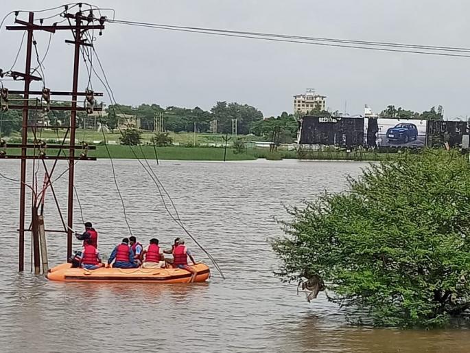 Kanur's power supply was started by erecting poles in heavy rains | भर पावसात पोल उभा करुन सुरु केला कानूरचा वीजपुरवठा Kanur's power supply was started by erecting poles in heavy rains | भर पावसात पोल उभा करुन सुरु केला कानूरचा वीजपुरवठा