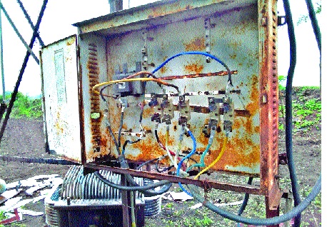  Over 120 units of electricity 'electricity' in the electricity bill: Complaints about the loot of Satara Electricity Distribution Company | ग्राहकाच्या वीज बिलात २०० युनिटचा जादा ‘प्रकाश’ : सातारा वीज वितरण कंपनी लूट करीत असल्याच्या तक्रारी