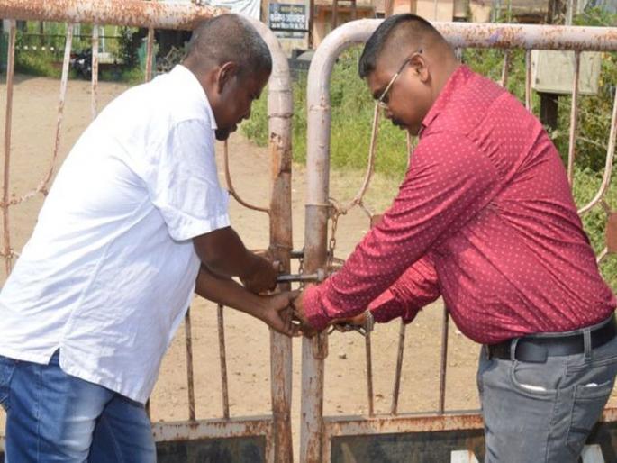 Newly angry farmer stopped the power office | नवापूरात संतप्त शेतक:यांनी ठोकले वीज कार्यालयाला टाळे Newly angry farmer stopped the power office | नवापूरात संतप्त शेतक:यांनी ठोकले वीज कार्यालयाला टाळे