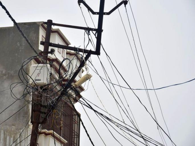 Friends cut their wings to hit the wizards | विजतारेवर सळई मारण्याची मित्रांनी लावलेली पैंज जीवावर बेतली Friends cut their wings to hit the wizards | विजतारेवर सळई मारण्याची मित्रांनी लावलेली पैंज जीवावर बेतली